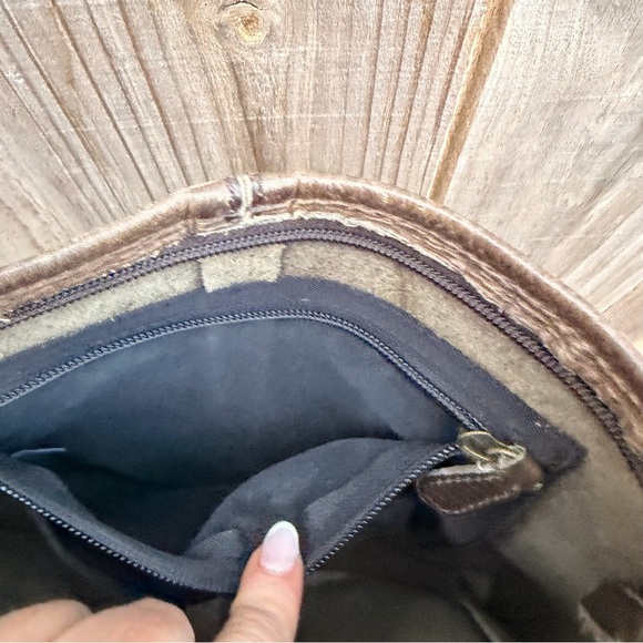 Duluth Trading Co. Leather Crossbody Bag - Picture 6 of 10